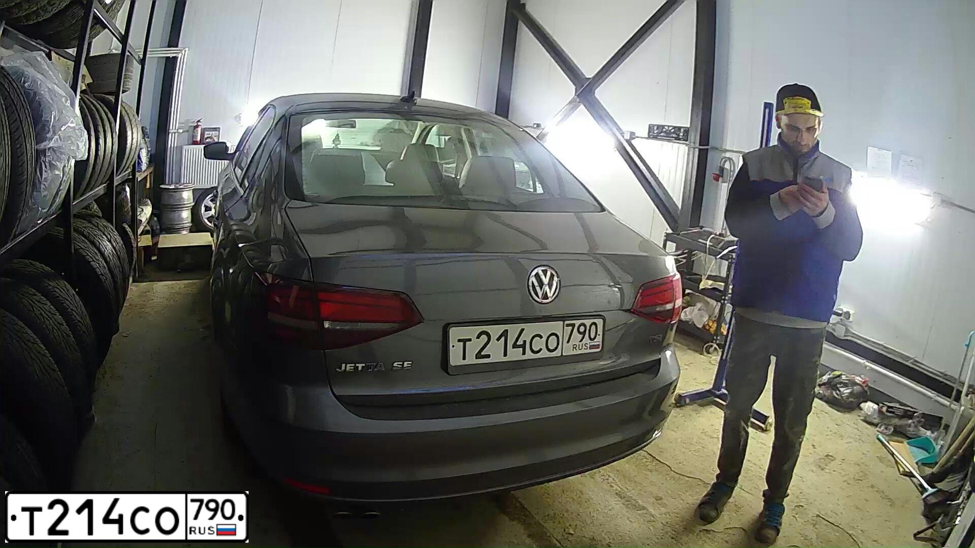 Фото автомобиля VOLKSWAGEN JETTA, 2017 — госномер Т214СО790. Цвет: СЕРЫЙ МЕТАЛЛИК