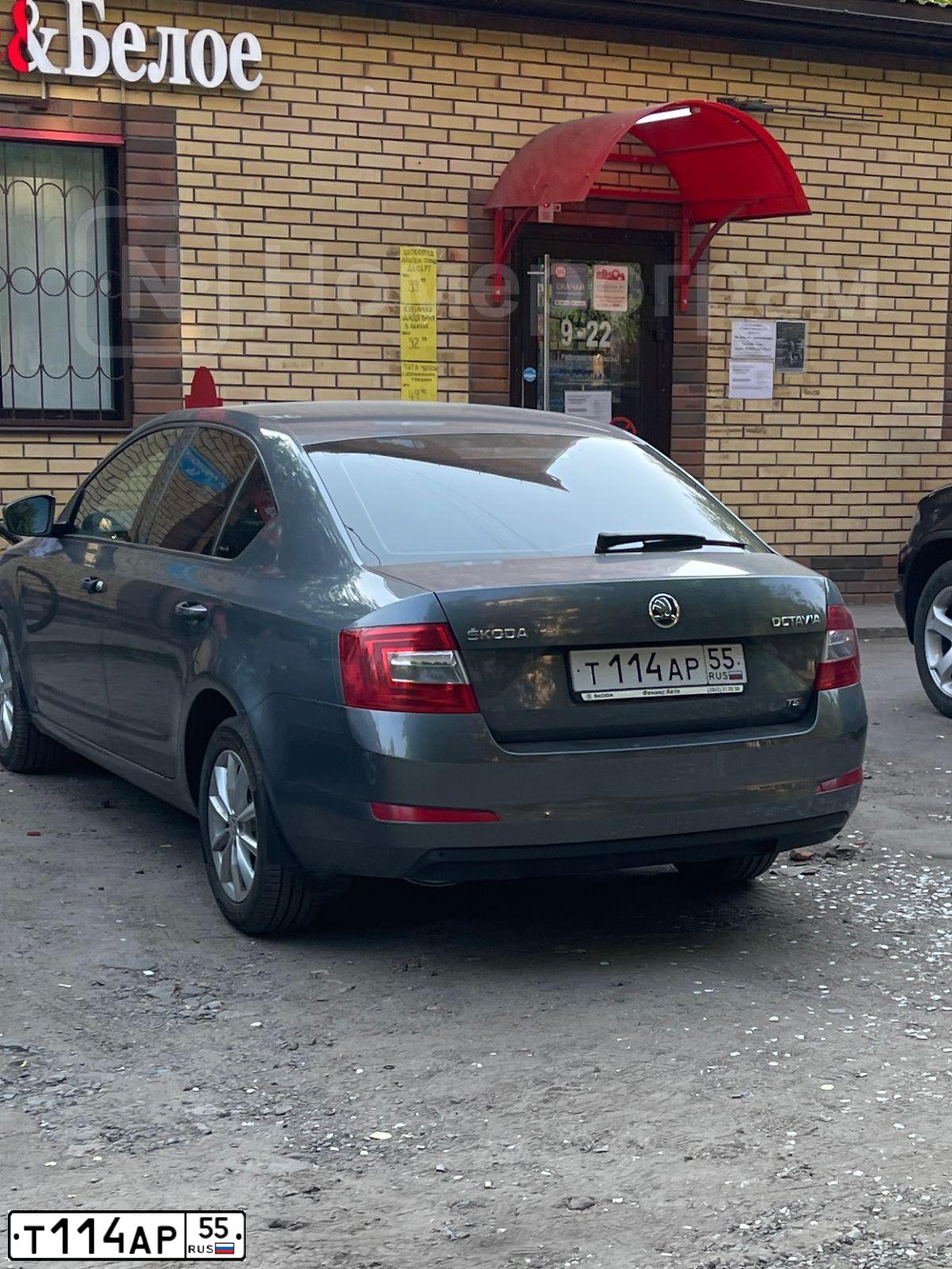Фото автомобиля SKODA OCTAVIA, 2013 — госномер Т114АР55. Цвет: ТЕМНО-СЕРЫЙ