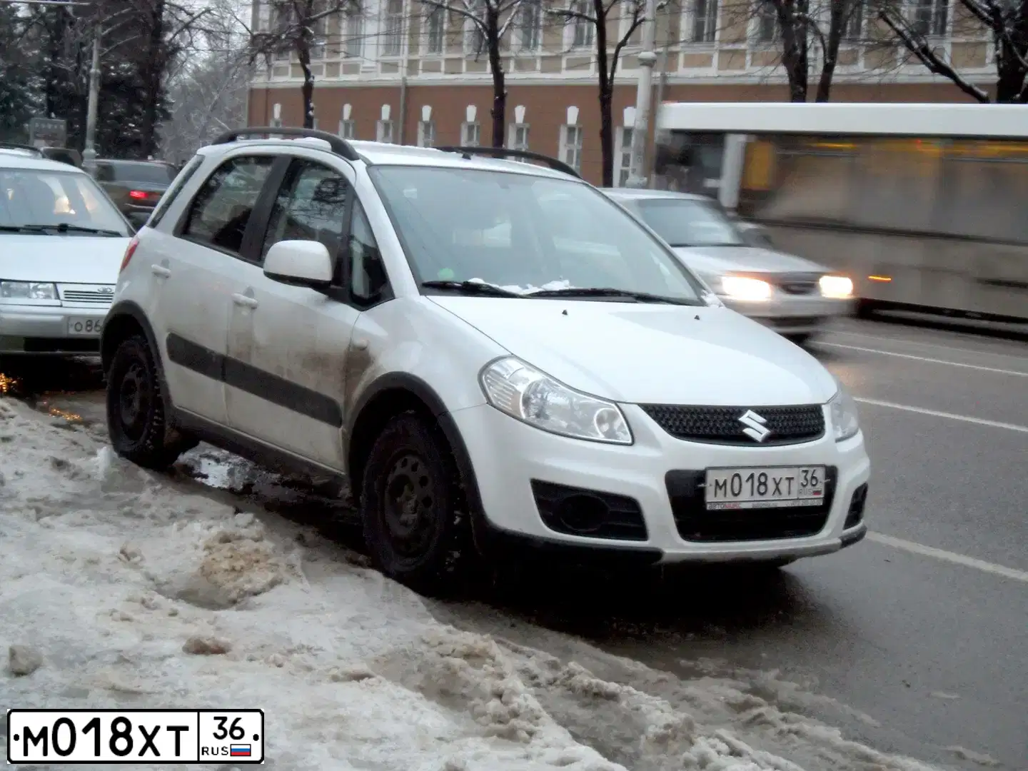 Фото автомобиля SUZUKI SX 4, 2014 — госномер М018ХТ36. Цвет: Белый