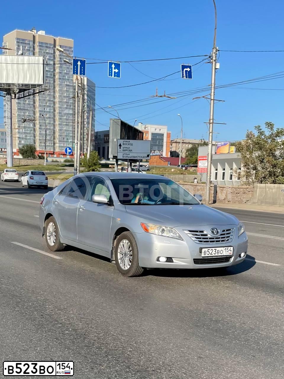 Фото автомобиля TOYOTA CAMRY, 2006 — госномер В523ВО154. Цвет: СЕРЕБРИСТЫЙ