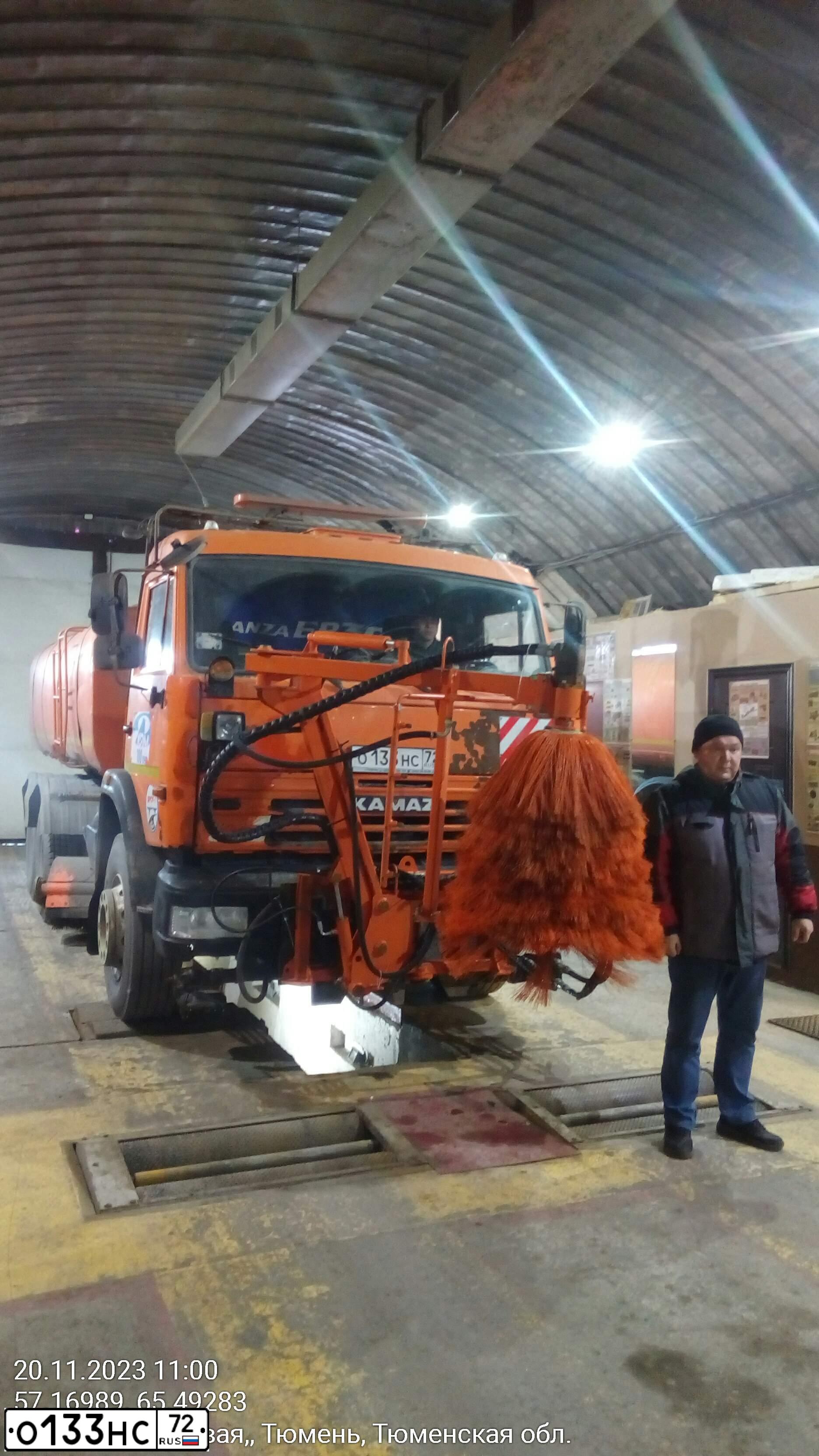 Фото автомобиля KAMAZ Z 65115 6X4, 2012 — госномер О133НС72. Цвет: ОРАНЖЕВЫЙ