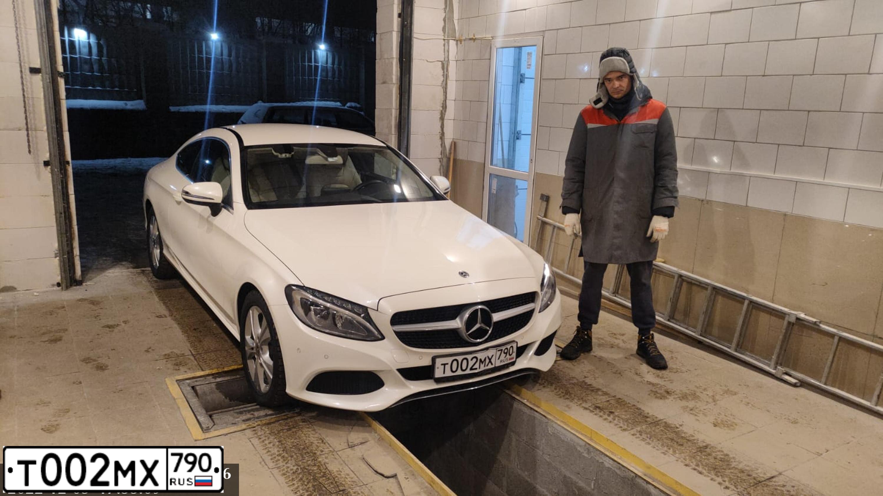 Фото автомобиля MERCEDES C-KLASSE, 2018 — госномер Т002МХ790. Цвет: Белый