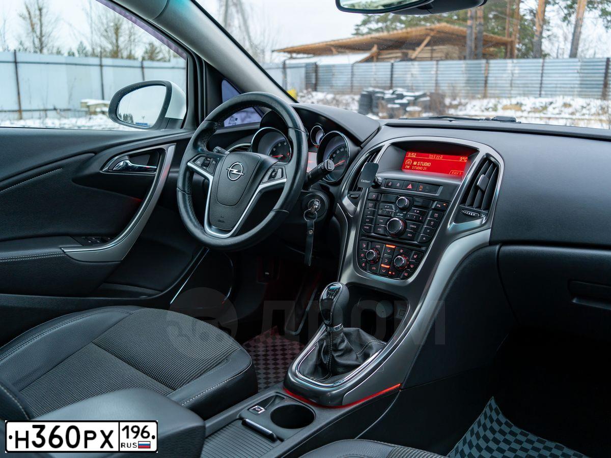 Фото автомобиля OPEL ASTRA, 2011 — госномер С808ВМ196. Цвет: Белый