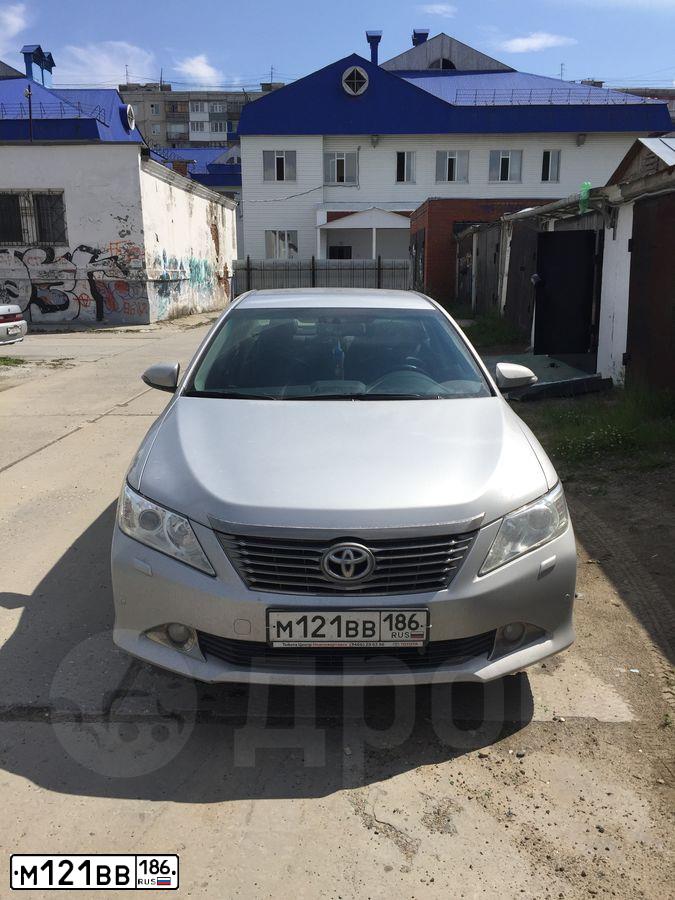 Фото автомобиля TOYOTA CAMRY, 2014 — госномер М121ВВ186. Цвет: СЕРЕБРИСТЫЙ МЕТАЛЛИК