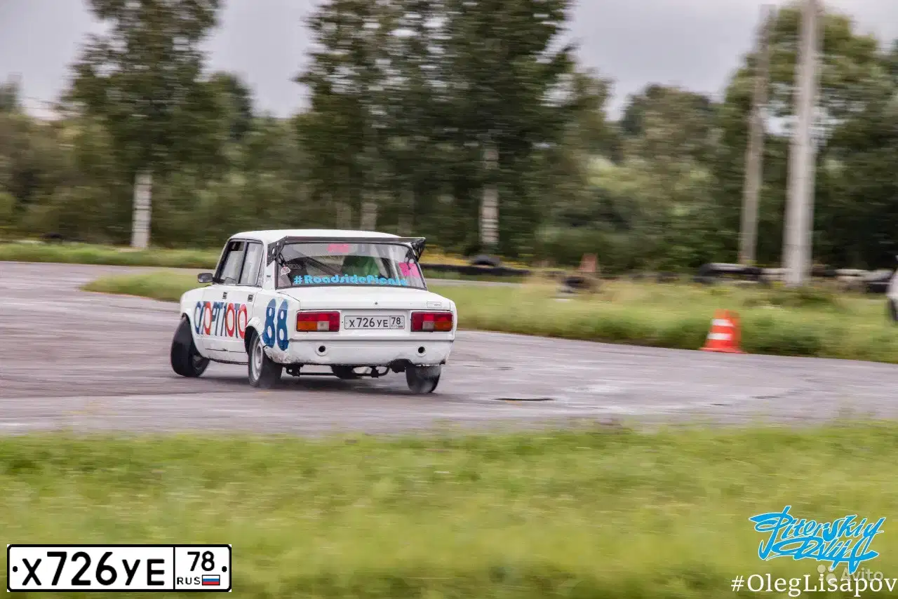 Фото автомобиля LADA 2105, 1983 — госномер Х726УЕ78. Цвет: БЕЛО-СЕРЫЙ