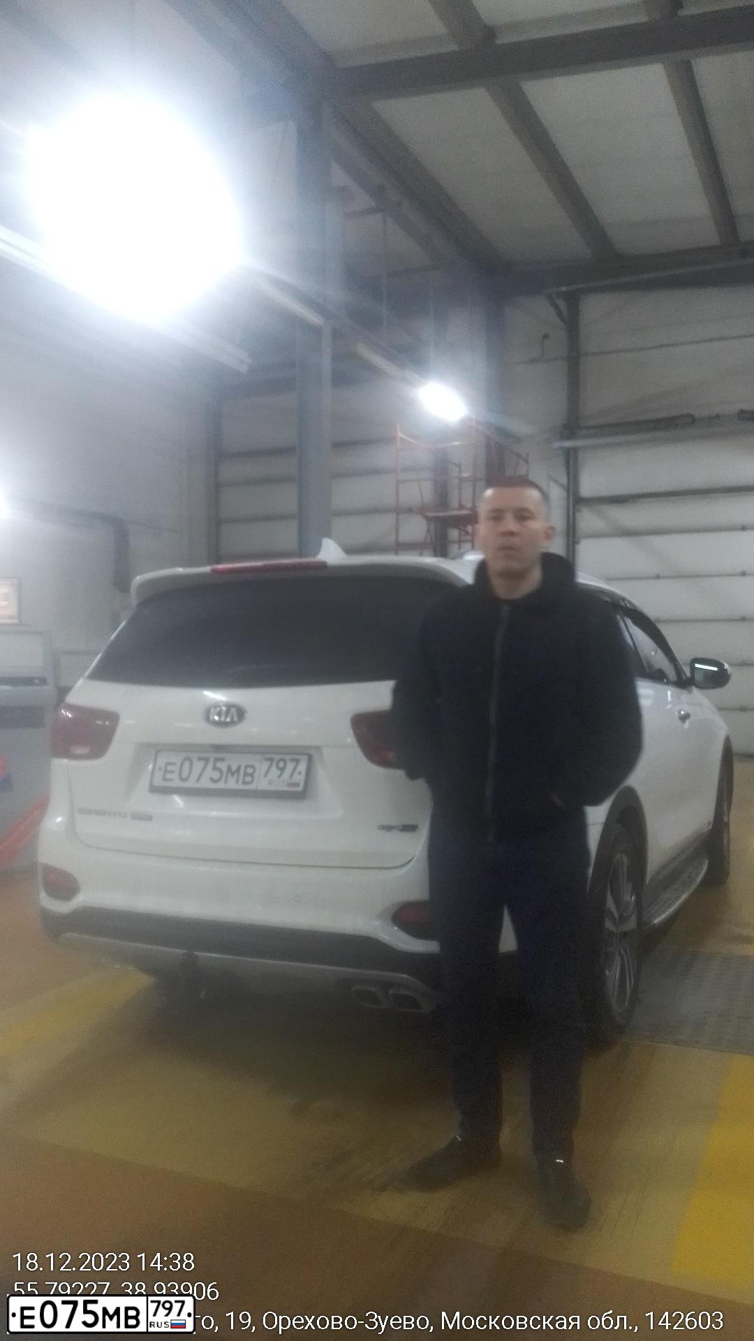Фото автомобиля KIA SORENTO, 2019 — госномер В221ТВ790. Цвет: Белый