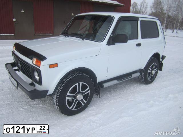 Фото автомобиля LADA 2121 NIVA, 2013 — госномер О121УР22. Цвет: ЯРКО-БЕЛЫЙ