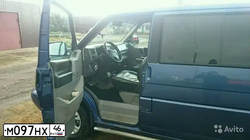 Фото автомобиля VOLKSWAGEN MULTIVAN, 1997 — госномер С330КВ40. Цвет: синий