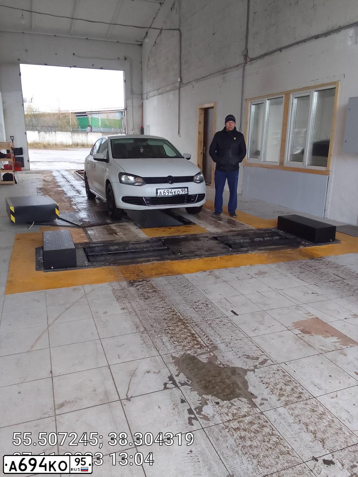 Фото автомобиля VOLKSWAGEN POLO, 2012 — госномер Т888ТК190. Цвет: Белый