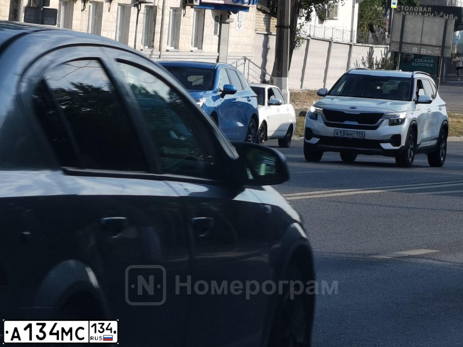 Фото автомобиля KIA SELTOS, 2020 — госномер О554ОВ134. Цвет: БЕЛЫЙ