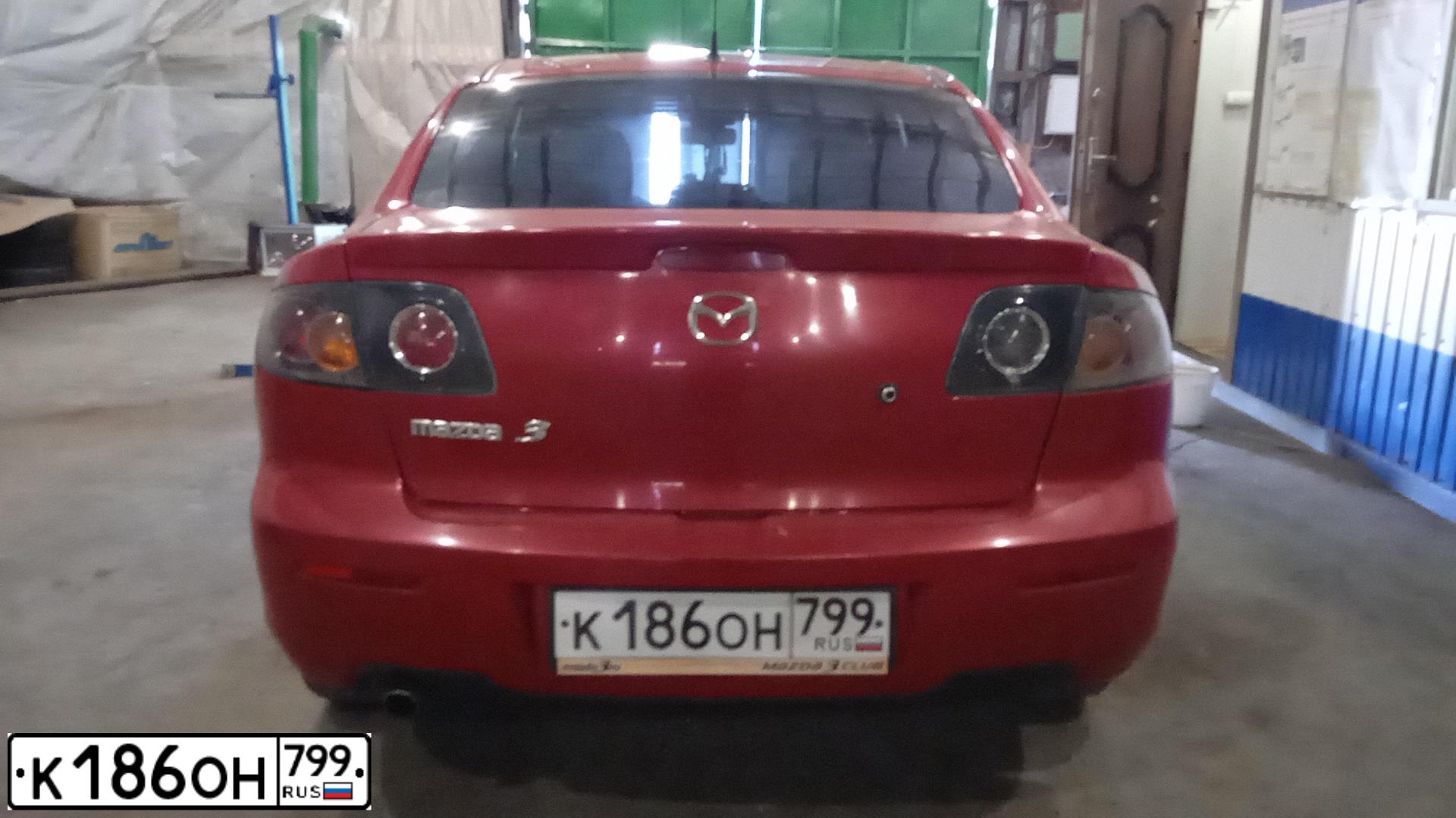 Фото автомобиля MAZDA 3, 2005 — госномер Р467ЕЕ181. Цвет: Красный