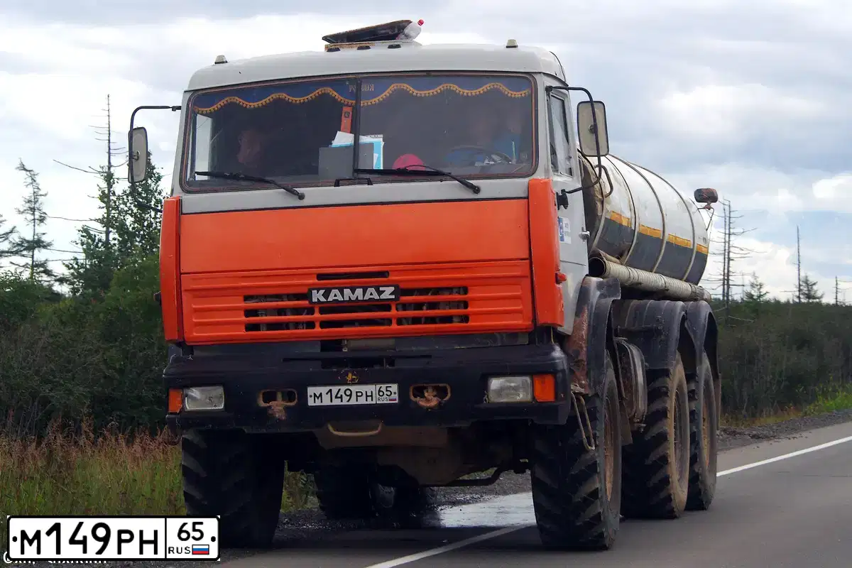 Фото автомобиля KAMAZ 4311, 2010 — госномер Е737НХ186. Цвет: Оранжевый