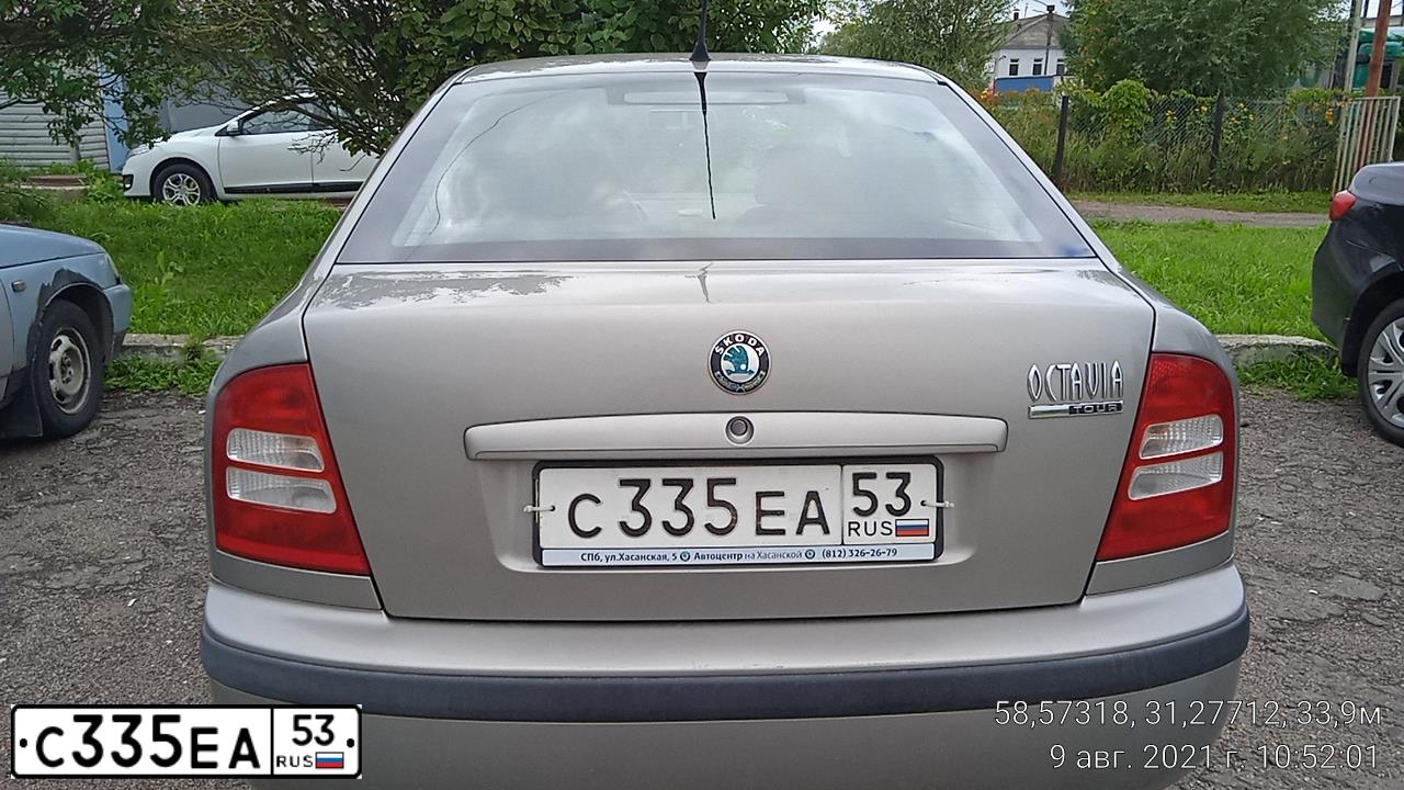 Фото автомобиля SKODA OCTAVIA, 2010 — госномер С335ЕА53. Цвет: СЕРЫЙ