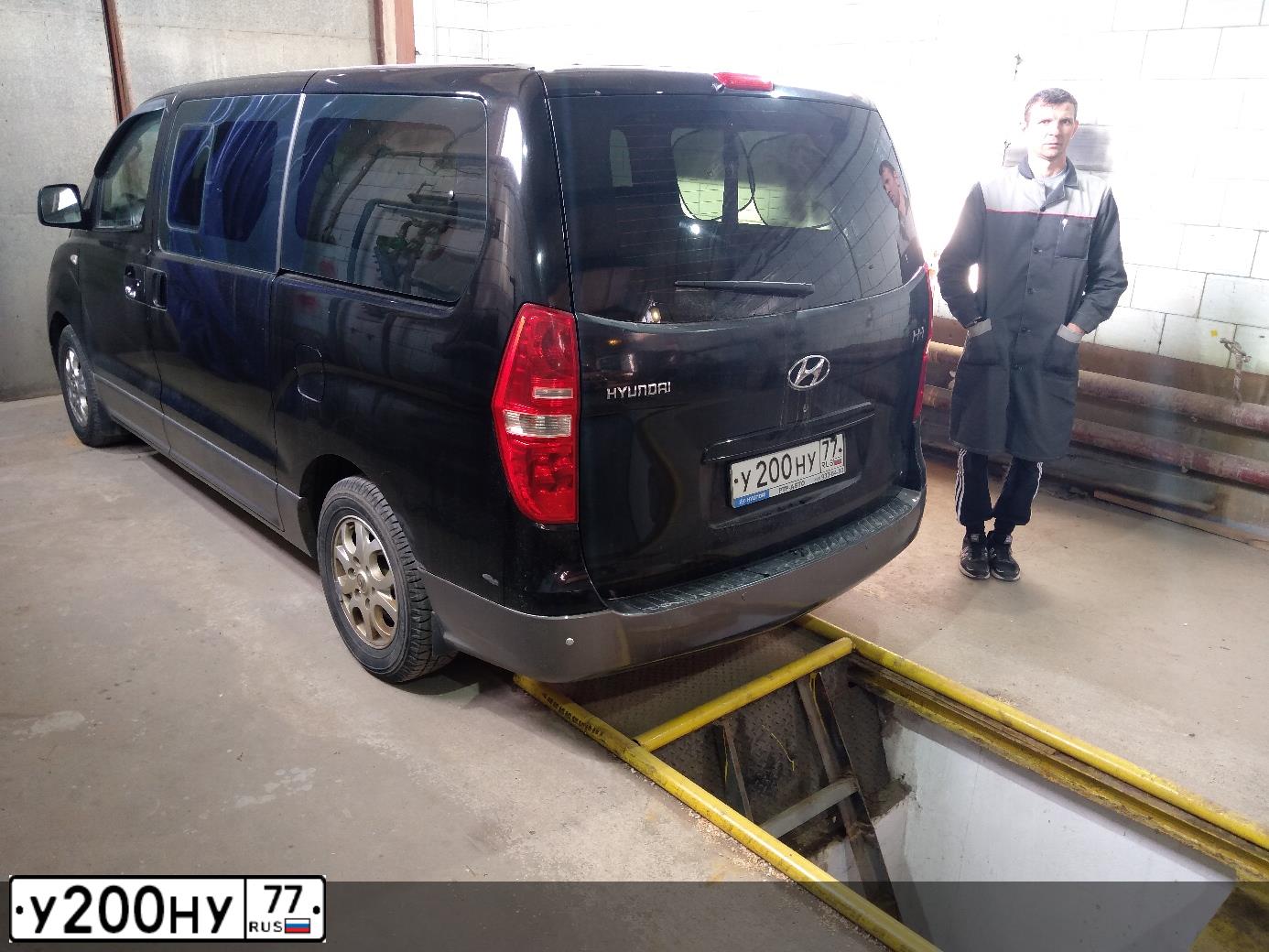 Фото автомобиля HYUNDAI H 1/H 100/STAREX, 2013 — госномер У200НУ77. Цвет: ЧЕРНЫЙ