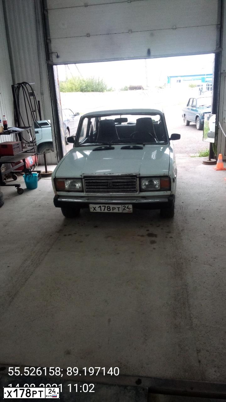Фото автомобиля LADA 2107, 1998 — госномер Х178РТ24. Цвет: Белый