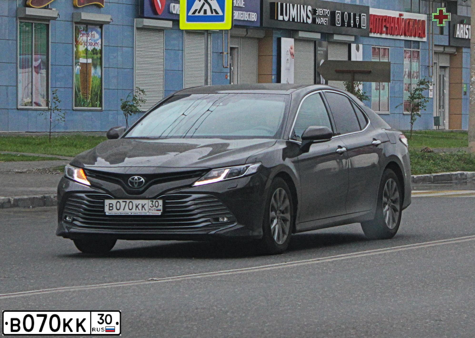 Фото автомобиля TOYOTA CAMRY, 2018 — госномер В070КК30. Цвет: Серо-коричневый металлик