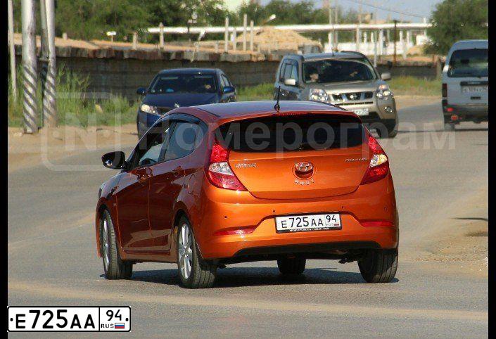 Фото автомобиля HYUNDAI SOLARIS, 2015 — госномер Е725АА94. Цвет: ОРАНЖЕВЫЙ