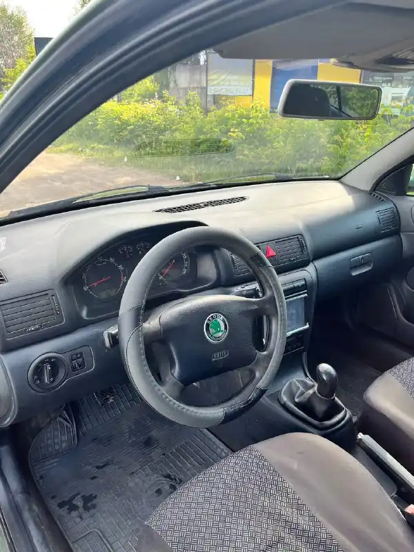 Фото автомобиля SKODA OCTAVIA, 2001 — госномер К896ОТ702. Цвет: СЕРЫЙ
