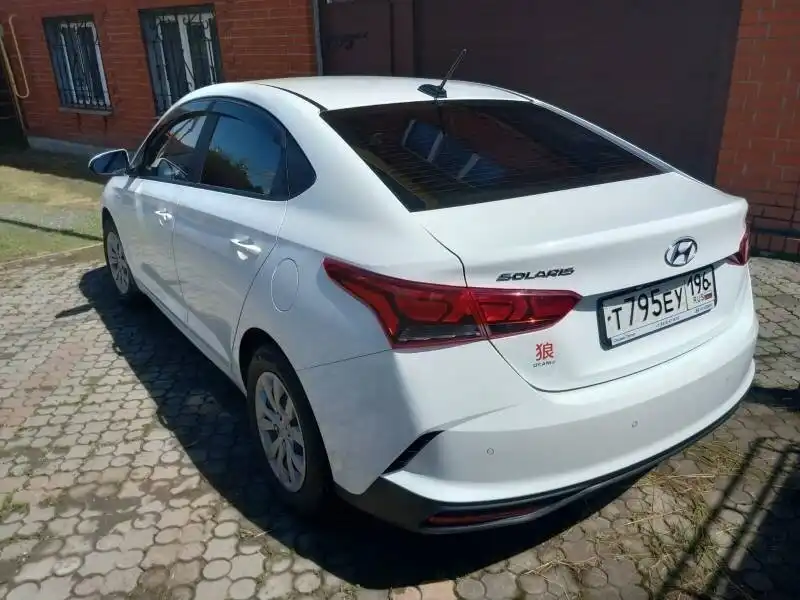 Фото автомобиля HYUNDAI SOLARIS, 2020 — госномер Т795ЕУ196. Цвет: Белый