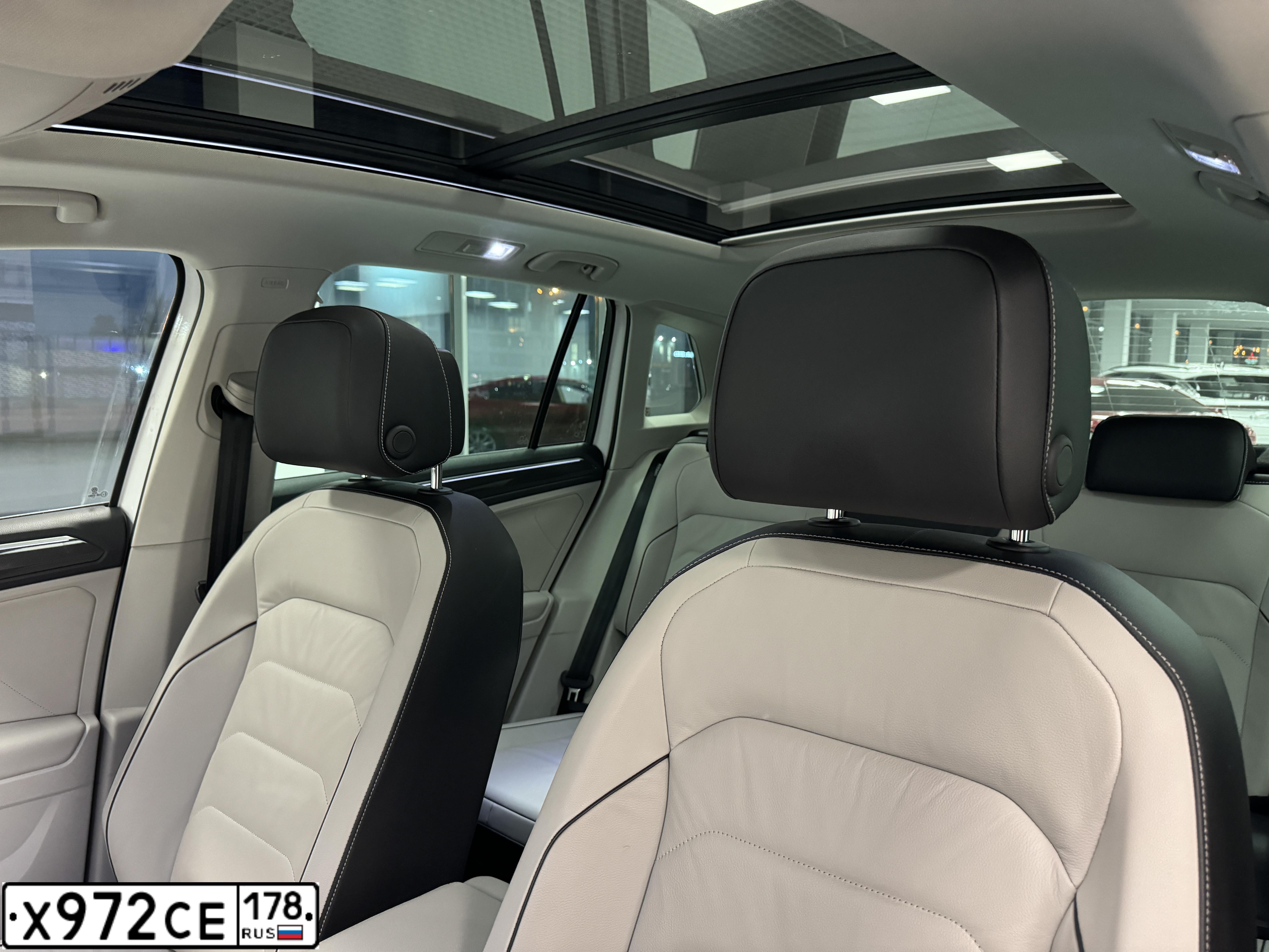 Фото автомобиля VOLKSWAGEN TIGUAN, 2017 — госномер Х972СЕ178. Цвет: БЕЛЫЙ