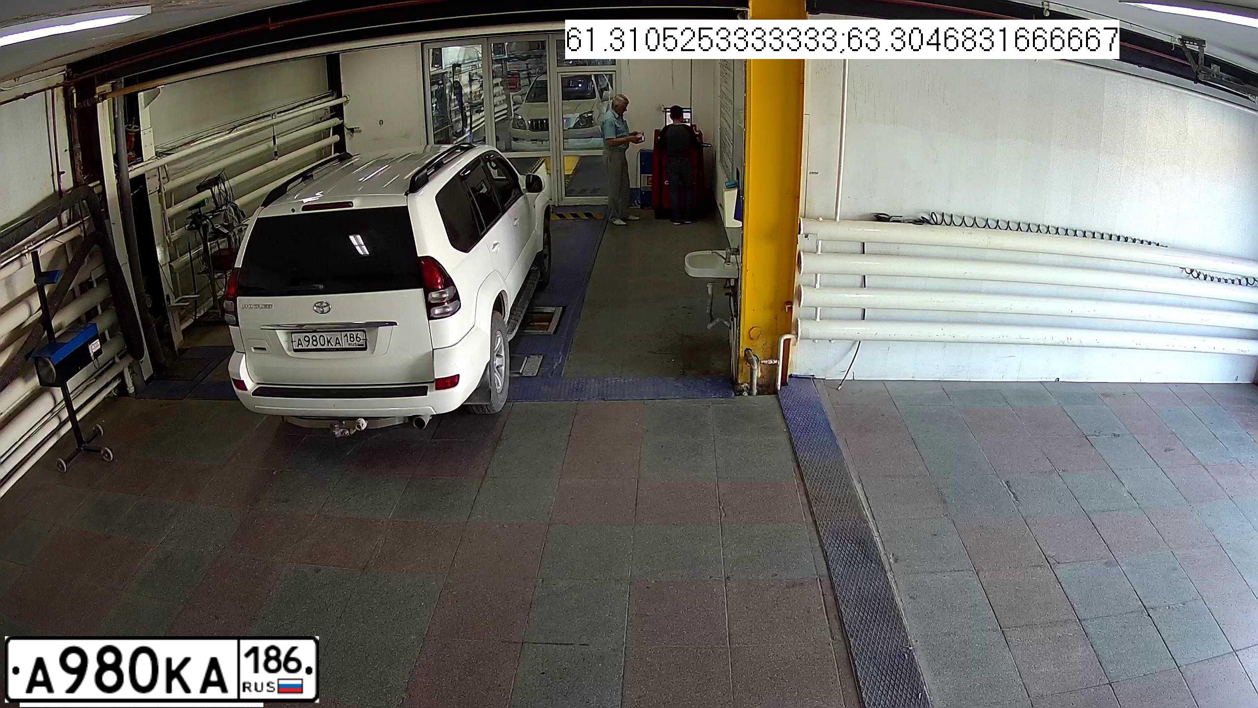 Фото автомобиля TOYOTA LANDCRUISER, 2007 — госномер М990СВ86. Цвет: Белый
