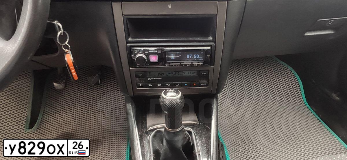 Фото автомобиля VOLKSWAGEN GOLF, 1999 — госномер У829ОХ26. Цвет: Серебристый