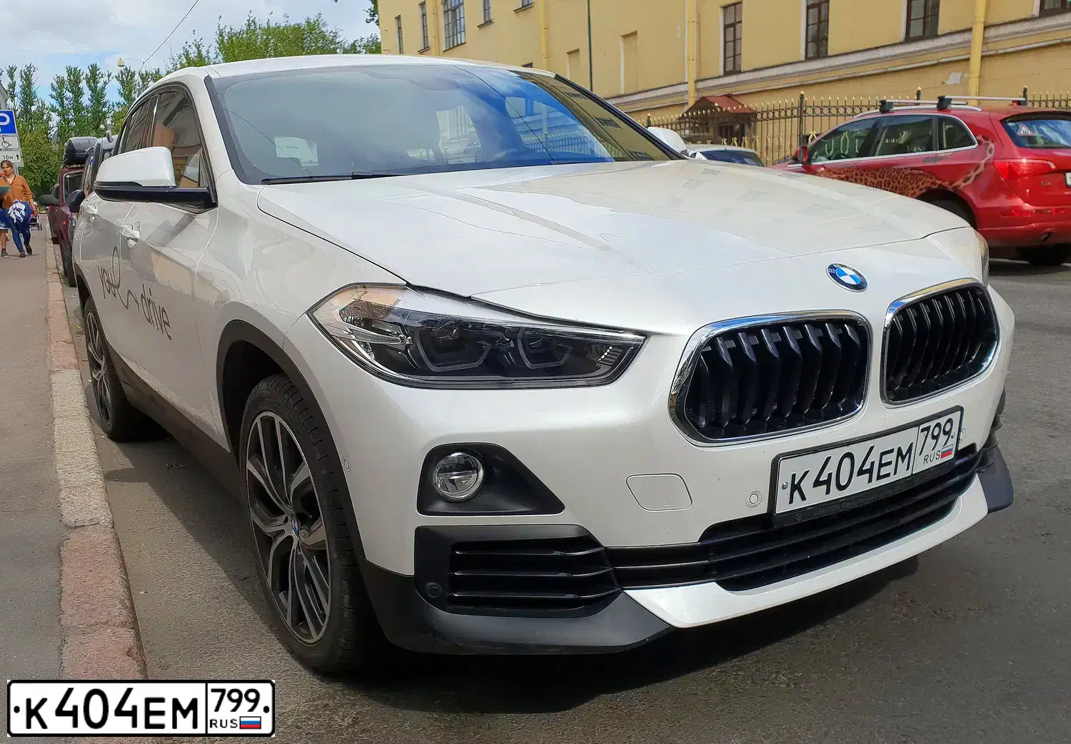 Фото автомобиля BMW X2, 2018 — госномер К404ЕМ799. Цвет: БЕЛЫЙ