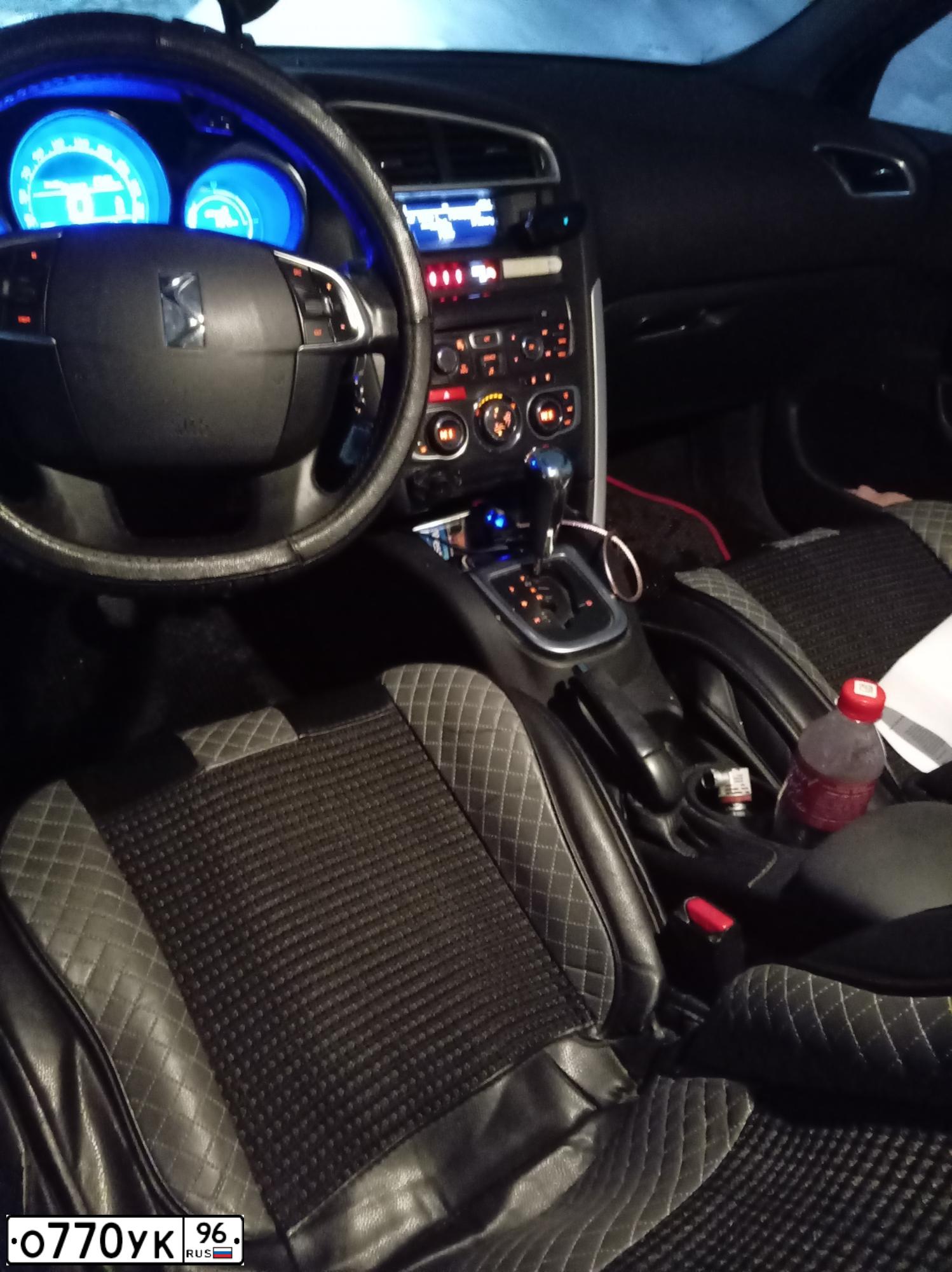 Фото автомобиля CITROEN DS4, 2012 — госномер У768МВ196. Цвет: СВЕТЛО-СЕРЫЙ