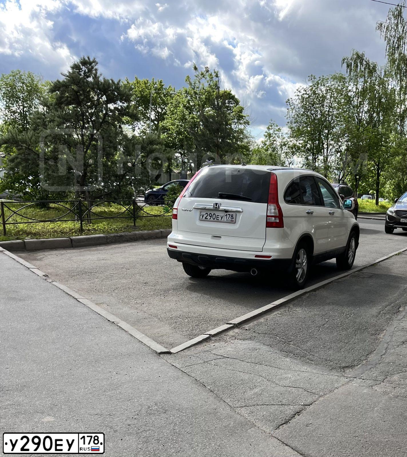 Фото автомобиля HONDA CR-V, 2011 — госномер Е696УС178. Цвет: БЕЛЫЙ