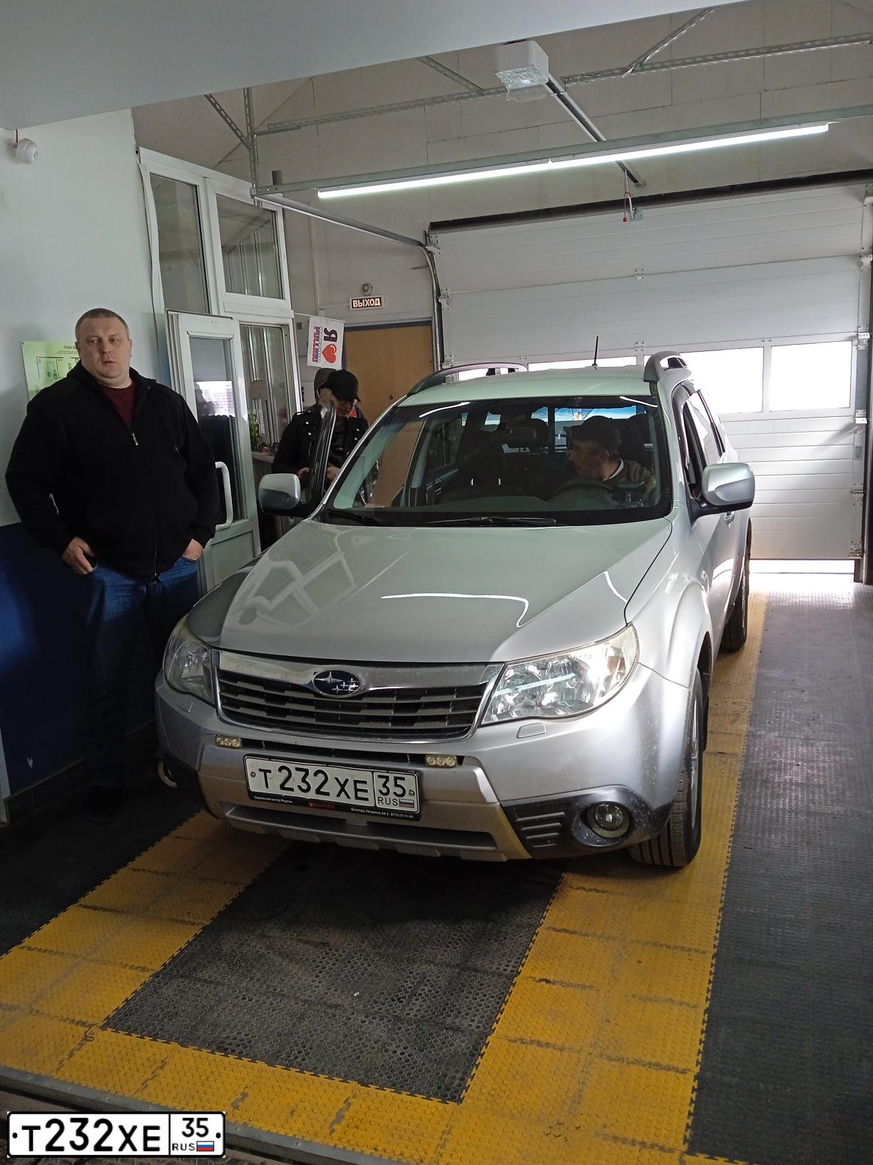 Фото автомобиля SUBARU FORESTER, 2008 — госномер О526МР29. Цвет: Серебристый
