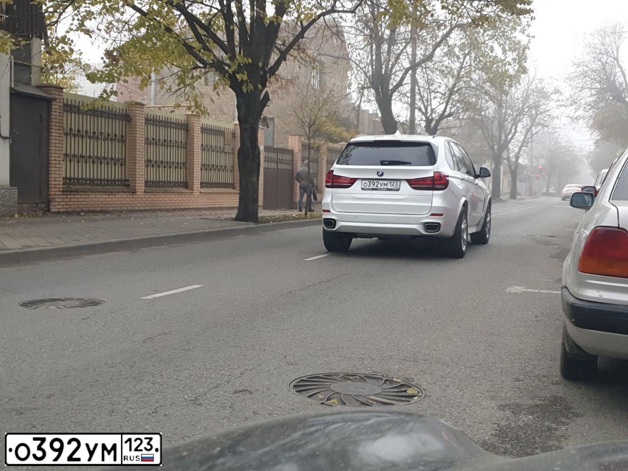 Фото автомобиля BMW X5, 2018 — госномер О392УМ123. Цвет: БЕЛЫЙ МЕТАЛЛИК