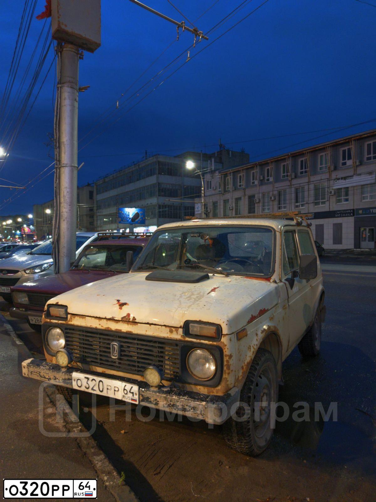 Фото автомобиля LADA 2121 NIVA, 1983 — госномер О320РР64. Цвет: СВЕТЛО БЕЖЕВЫЙ