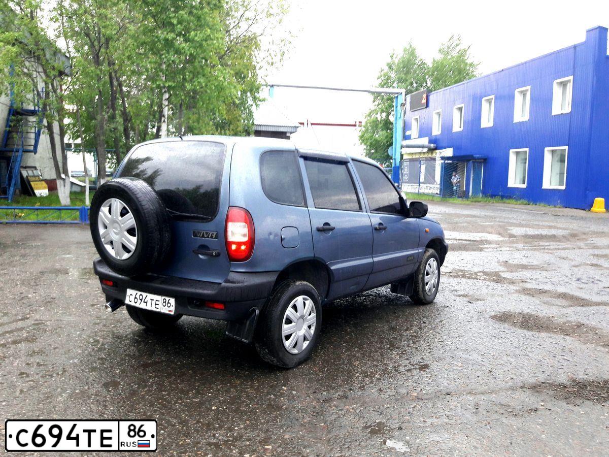 Фото автомобиля CHEVROLET NIVA, 2008 — госномер С694ТЕ86. Цвет: СЕРО-ГОЛУБОЙ МЕТАЛЛИК