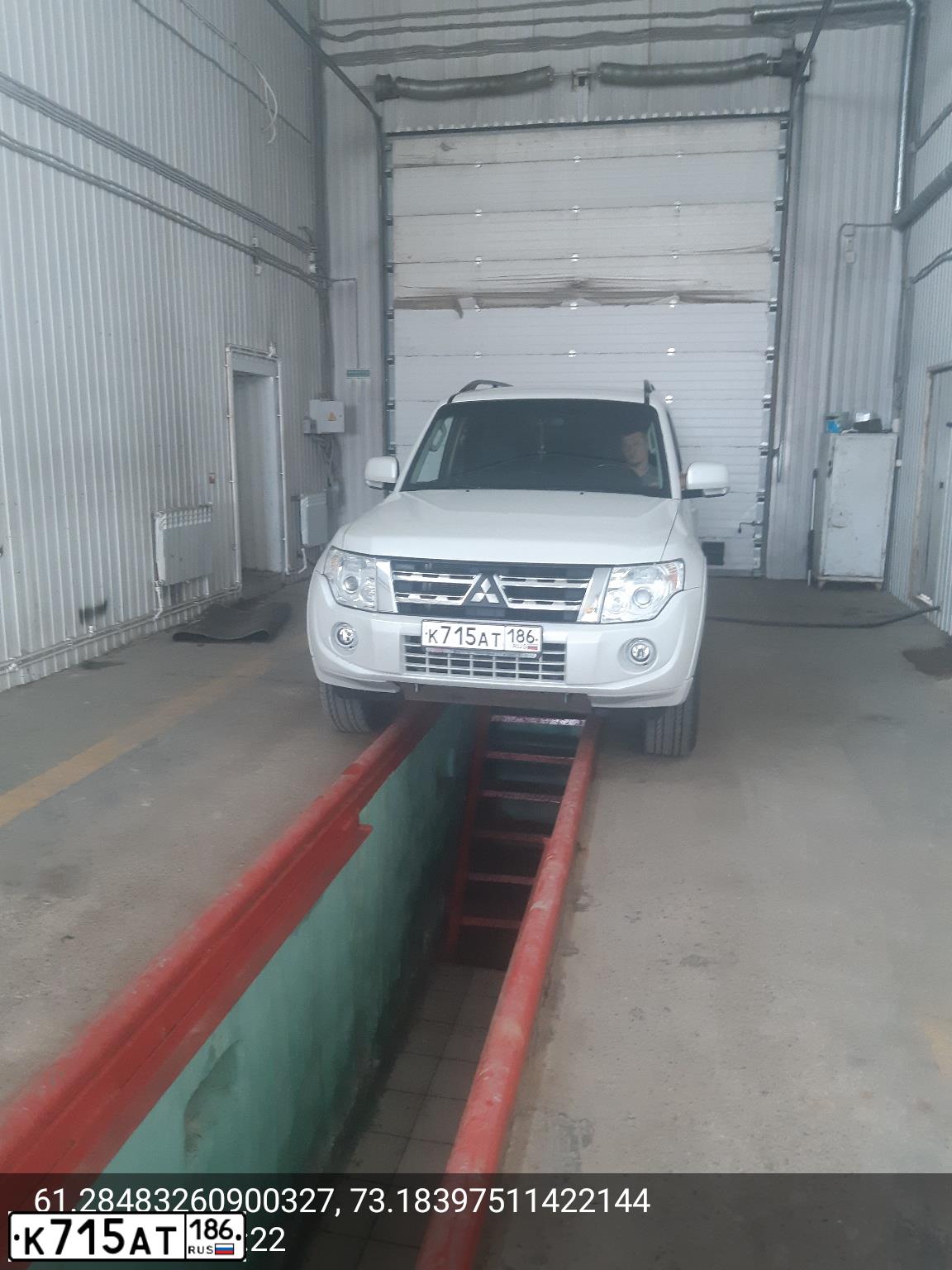 Фото автомобиля MITSUBISHI PAJERO, 2014 — госномер К715АТ186. Цвет: БЕЛЫЙ