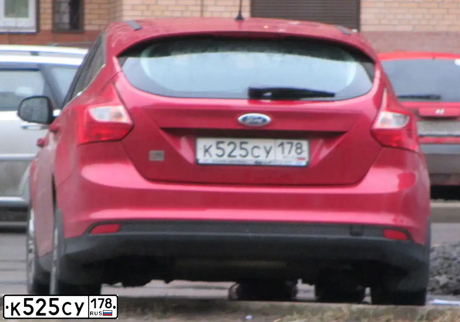 Фото автомобиля FORD FOCUS, 2011 — госномер К525СУ178. Цвет: Красный