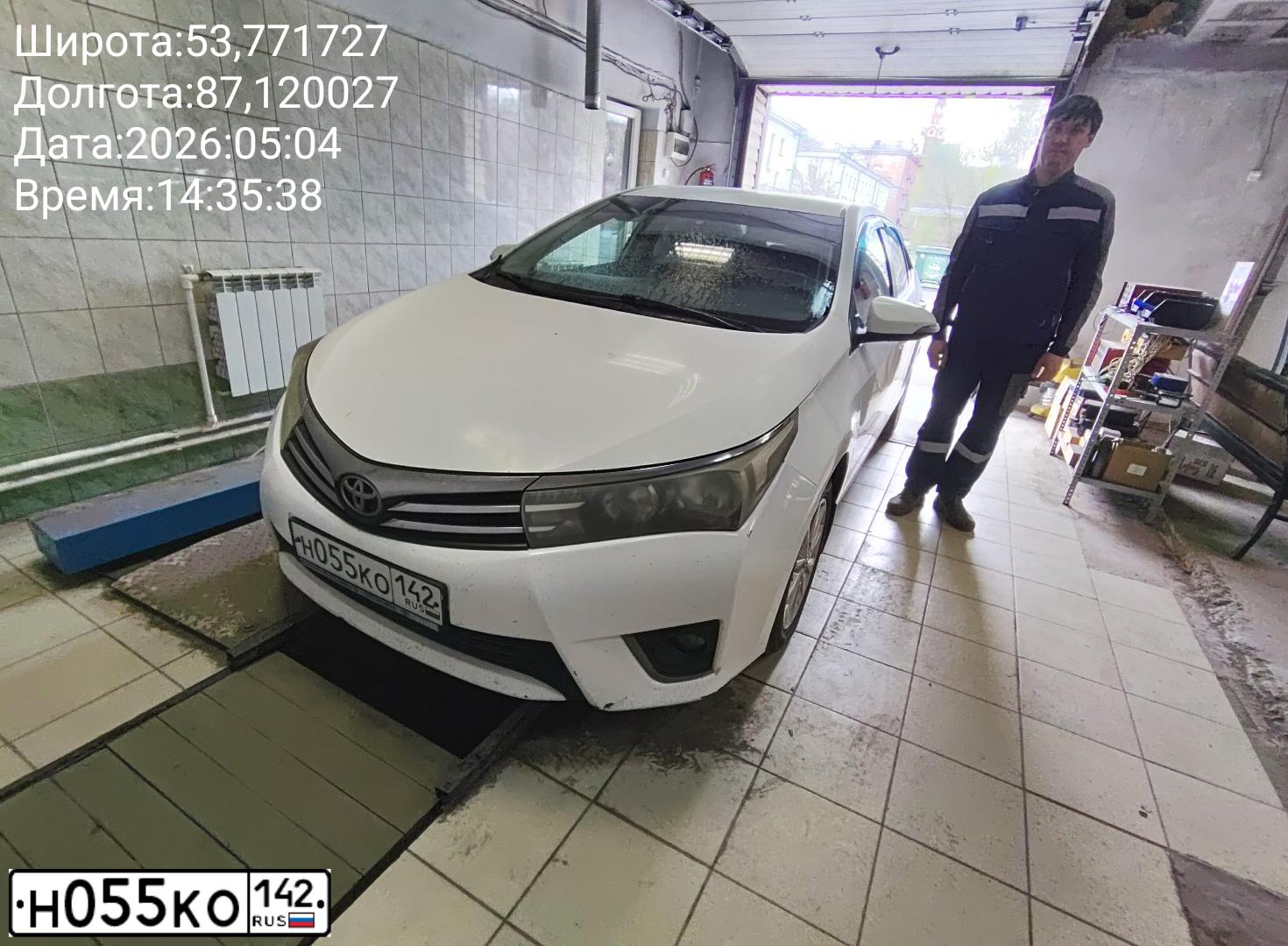 Фото автомобиля TOYOTA COROLLA, 2013 — госномер Е724ОХ142. Цвет: Белый