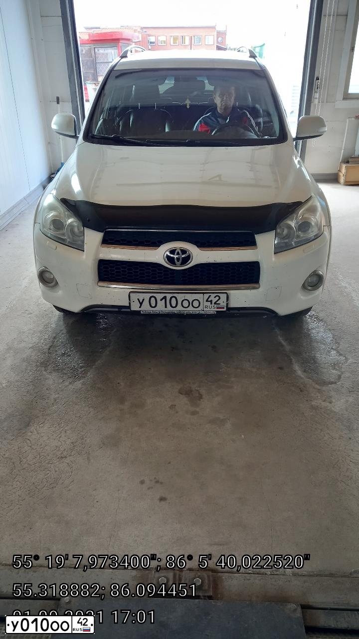 Фото автомобиля TOYOTA RAV4, 2010 — госномер У010ОО42. Цвет: Белый
