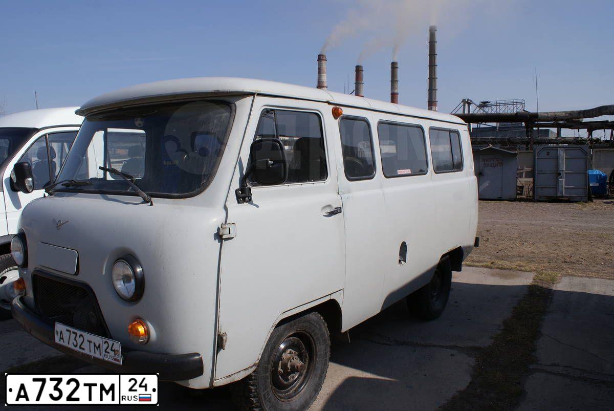 Фото автомобиля UAZ 3741, 2003 — госномер Р001СВ24. Цвет: БЕЛАЯ НОЧЬ