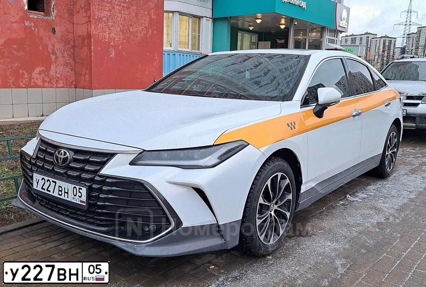 Фото автомобиля TOYOTA AVALON, 2023 — госномер У227ВН05