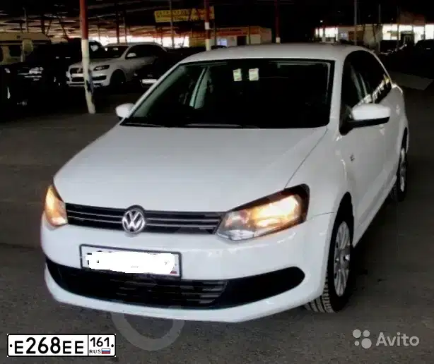 Фото автомобиля VOLKSWAGEN POLO, 2013 — госномер Е268ЕЕ161. Цвет: Белый