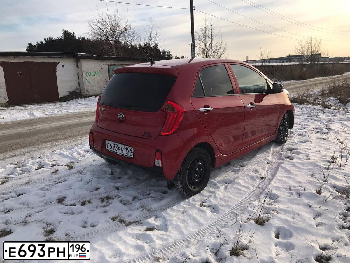 Фото автомобиля KIA PICANTO / MORNING, 2015 — госномер Е693РН196. Цвет: Красный