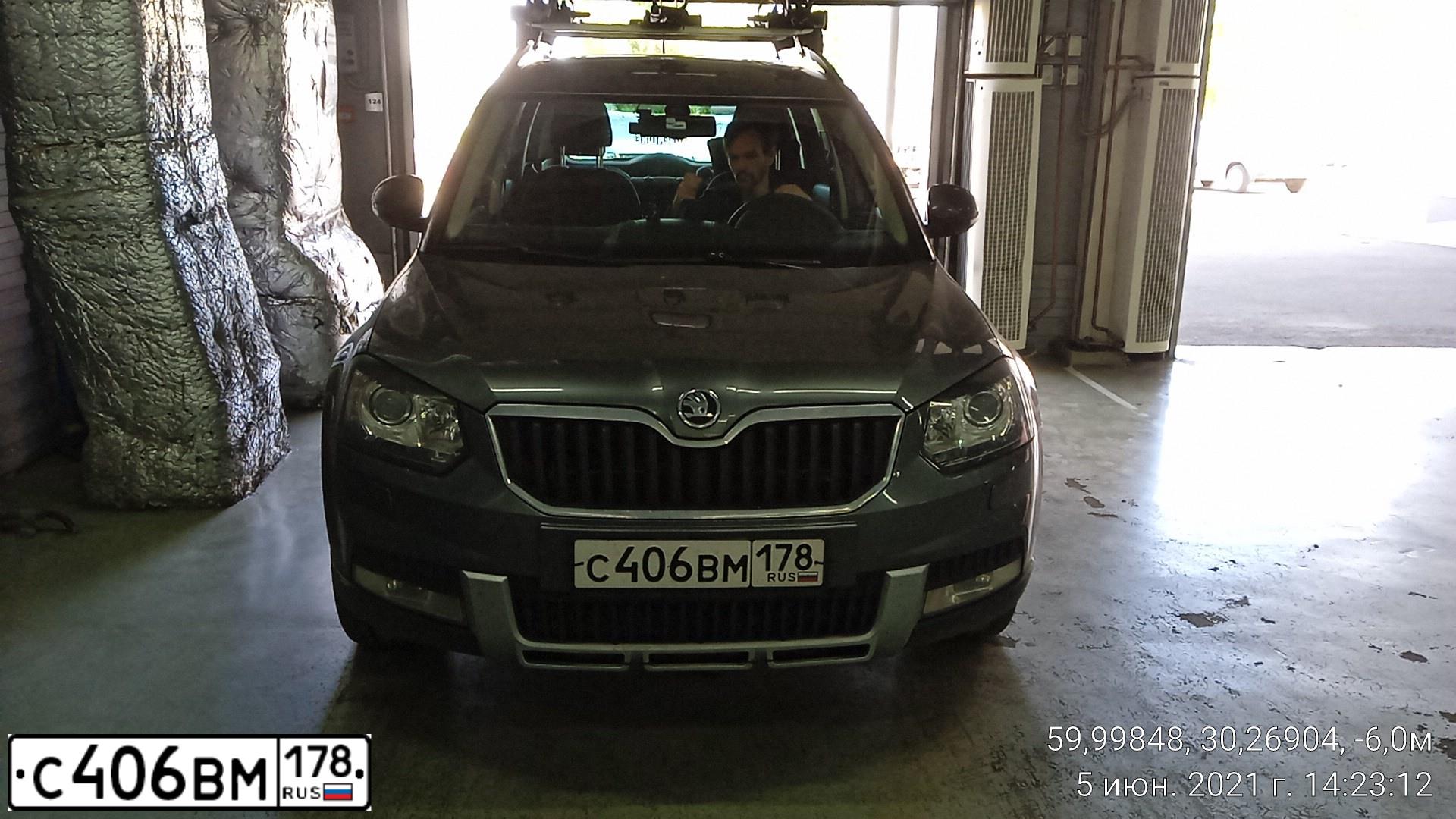Фото автомобиля SKODA YETI, 2015 — госномер М452УО198. Цвет: ТЕМНО-СЕРЫЙ