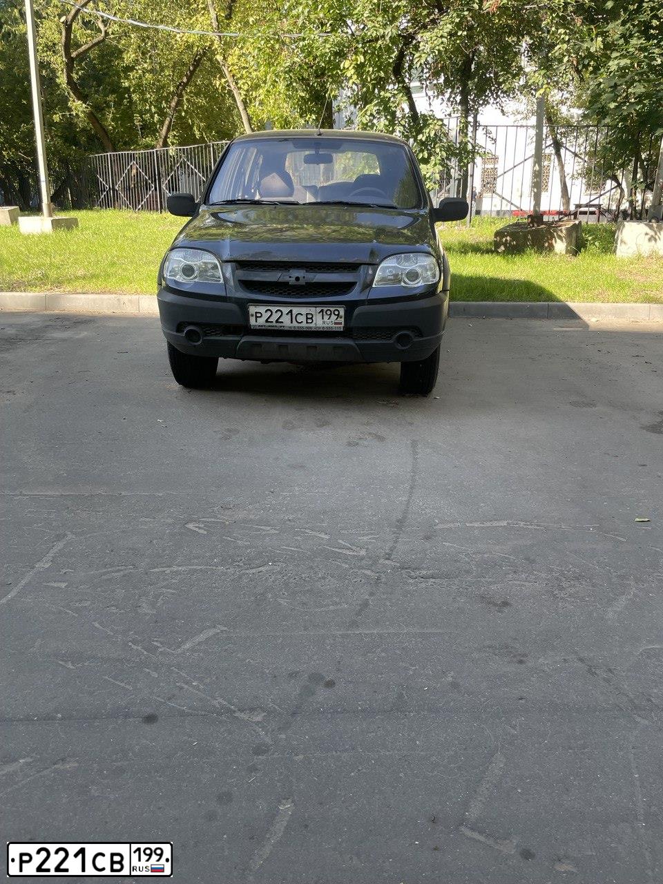 Фото автомобиля CHEVROLET NIVA, 2009 — госномер Р221СВ199. Цвет: ЧЕРНЫЙ
