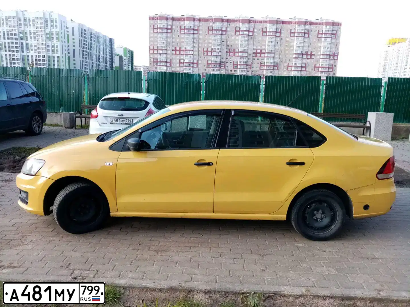 Фото автомобиля FORD FOCUS, 2013 — госномер А481МУ799. Цвет: Белый