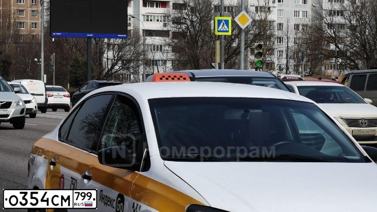 Фото автомобиля TOYOTA CAMRY, 2014 — госномер О354СМ799. Цвет: Белый