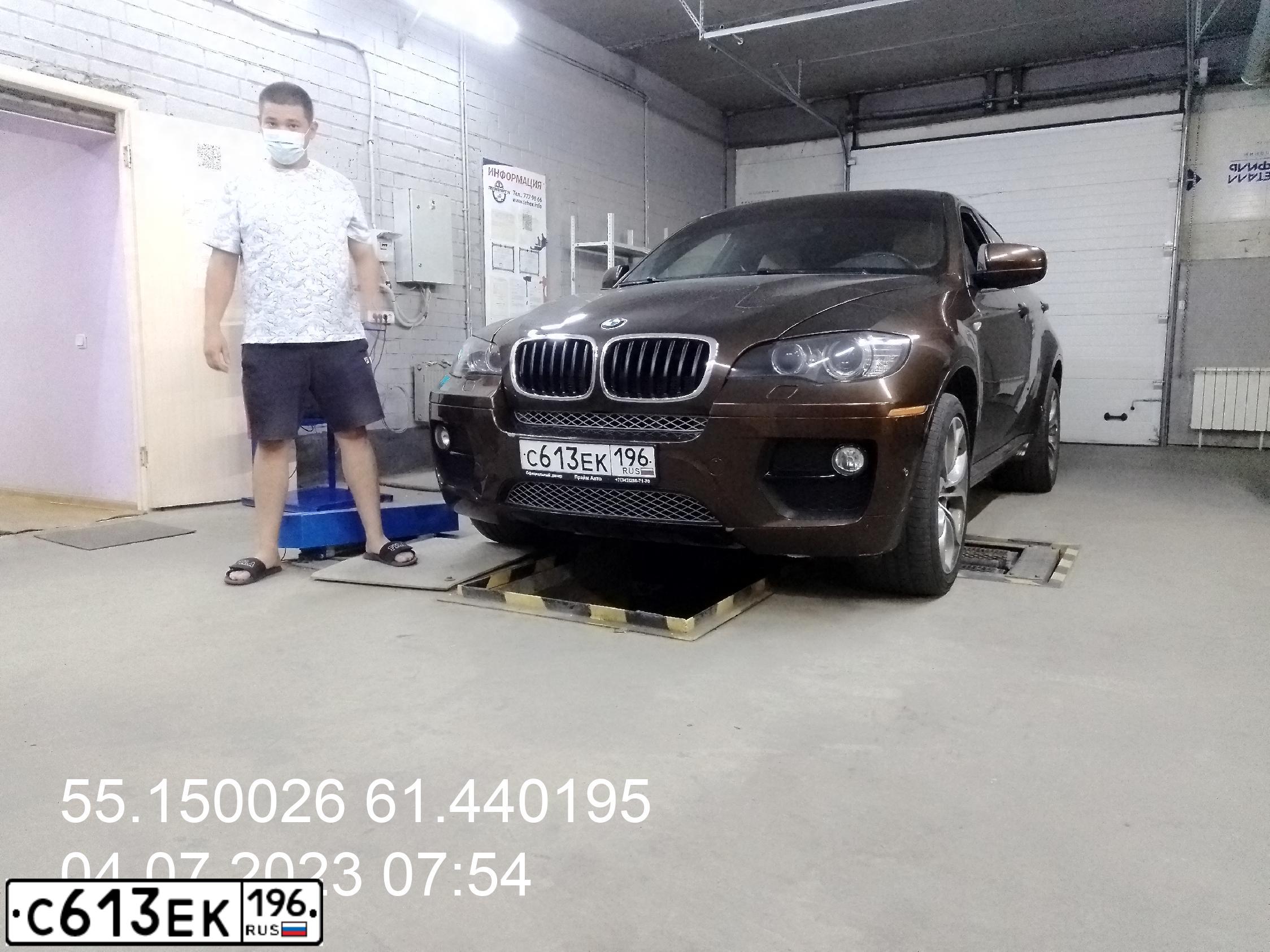 Фото автомобиля BMW X6, 2012 — госномер К700РВ196. Цвет: Коричневый