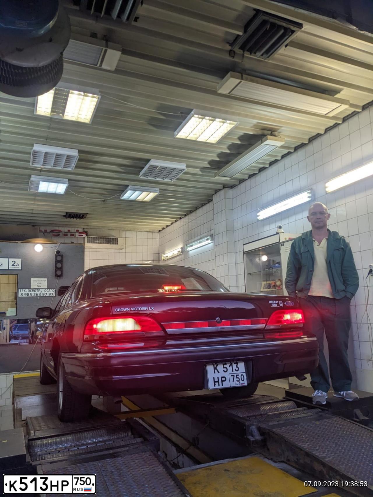 Фото автомобиля FORD CROWN VICTORIA, 1993 — госномер В473ЕА977. Цвет: КРАСНЫЙ ТЕМНЫЙ