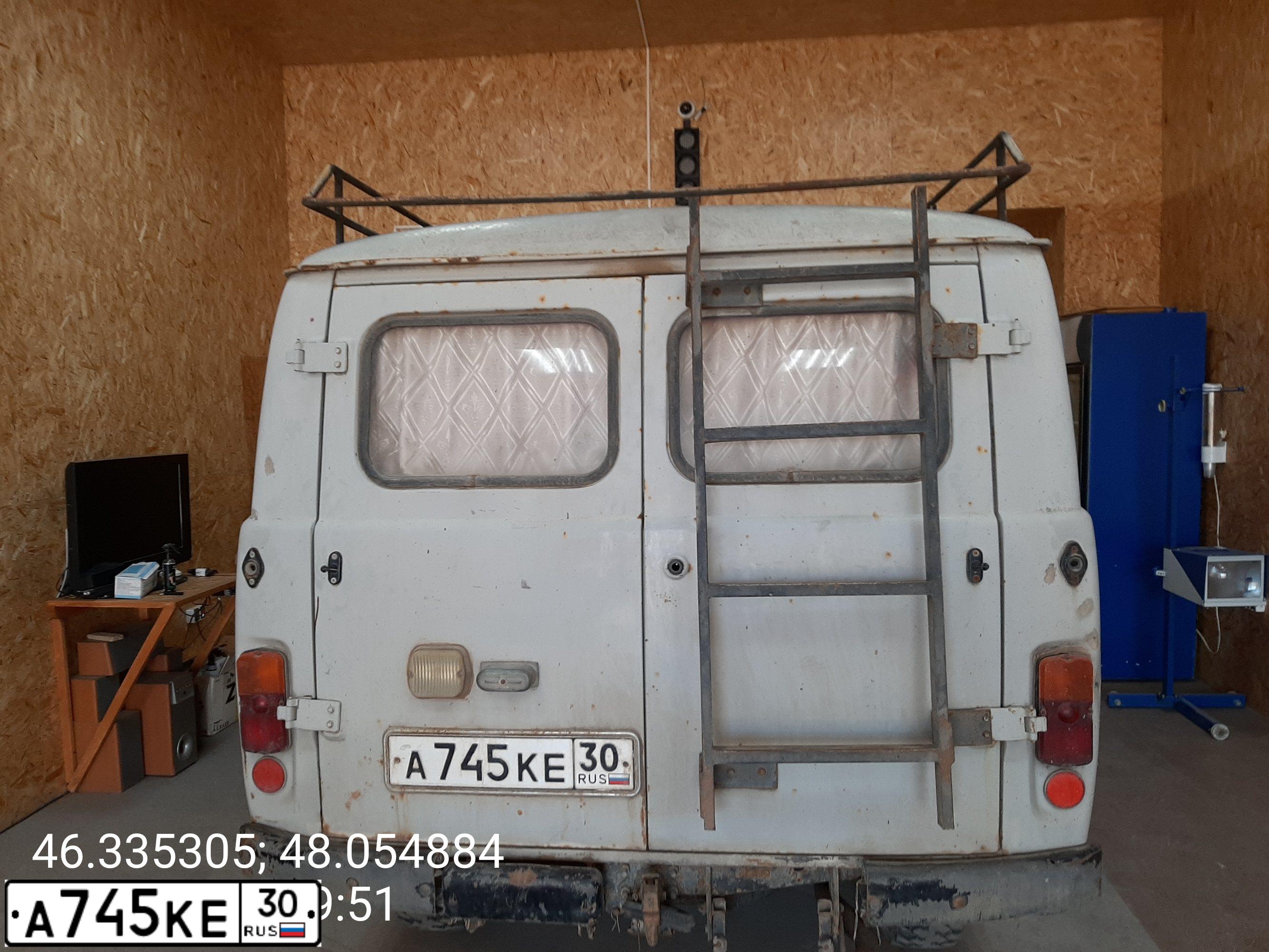 Фото автомобиля UAZ 3962, 2000 — госномер А745КЕ30. Цвет: СВЕТЛО-СЕРЫЙ
