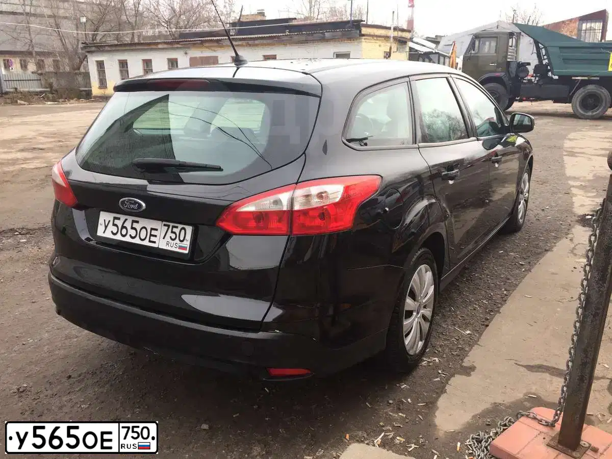Фото автомобиля FORD FOCUS, 2013 — госномер У565ОЕ750. Цвет: ЧЕРНЫЙ