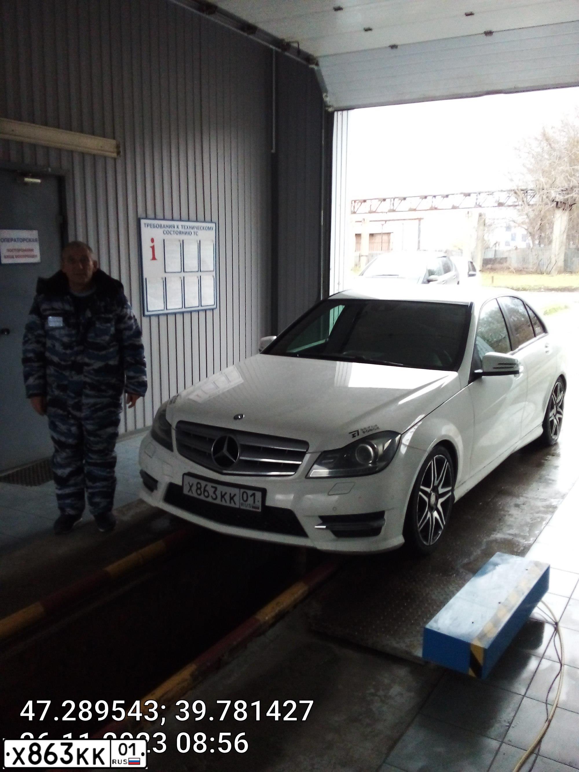 Фото автомобиля MERCEDES C-KLASSE, 2012 — госномер Х863КК01. Цвет: Белый